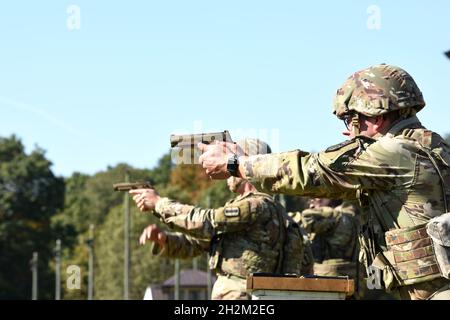 Ein Soldat mit der Michigan Army National Guard (MIARNG) schießt die 9-mm-Pistole M17 während des MIARNG’s Best Warrior Competition 18-21, Fort Custer Training Center, Augusta, Michigan, 20. Oktober 2021. Die Nationalgarde der Michigan Army führte den Wettbewerb „Beste Krieger“ durch, um den MIARNG-Soldaten und den nicht beauftragten Offizier auszuwählen, der den MIARNG auf dem BWC der Region 4 vertritt. Der Best Warrior Competition würdigt Soldaten, die sich für die Werte der Armee einsetzen, den Warrior Ethos verkörpern und die Macht der Zukunft repräsentieren. (USA Foto der Air National Guard von Meister Sgt. David Eichaker) Stockfoto