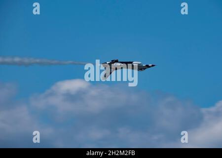 Air Force Thunderbirds flog am 6. September 2021 auf der Cleveland National Air Show in Cleveland, Ohio, über eine Menschenmenge. Die Cleveland National Air Show ist seit über 50 Jahren ein jährliches Sommerevent. (USA Foto der Air National Guard von Airman First Class Grace Riegel) Stockfoto