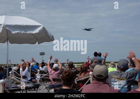 The Spirit of Mansfield, ein C-130H Hercules flog am 4. September 2021 auf der Cleveland National Air Show in Cleveland, Ohio, über eine Menschenmenge. Die Cleveland National Air Show ist seit über 50 Jahren ein jährliches Sommerevent. (USA Foto der Air National Guard von Airman First Class Grace Riegel) Stockfoto