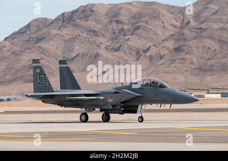 Ein F-15EX Eagle II Jagdjet, der dem 40. Flugtest-Geschwader zugewiesen wurde, bereitet sich auf den Abflug auf der Nellis Air Force Base, Nevada, am 20. Oktober 2021 vor. Die beiden der Eglin AFB zugewiesenen F-15EX-Flugzeuge der Luftwaffe befinden sich auf der AFB Nellis, um Test- und Trainingsmissionen durchzuführen, um festzustellen, wie effektiv und geeignet das Flugzeug in seiner Luft-zu-Luft-Mission ist. (USA Luftwaffe Foto von William R. Lewis) Stockfoto