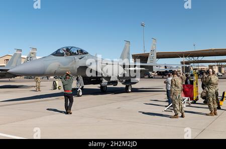 Ein F-15EX Eagle II Fighter Jet, der dem 85. Test- und Evaluierungs-Geschwader zugewiesen wurde, zieht sich auf der Nellis Air Force Base, Nevada, am 15. Oktober 2021 in die Unterlegkeile neben einem anderen F-15EX. Dies sind die ersten beiden Testflugzeuge, die im März und April 2021 an die AFB Eglin, Florida, geliefert wurden. (USA Luftwaffe Foto von William R. Lewis) Stockfoto