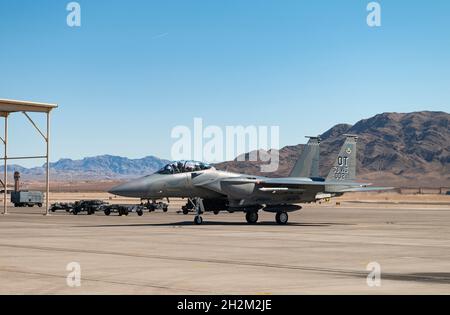 Ein F-15EX Eagle II Jagdjet, der dem 85. Test- und Evaluierungs-Geschwader zugewiesen wurde, trifft am 15. Oktober 2021 auf dem Luftwaffenstützpunkt Nellis, Nevada, ein. Zwei der AFB Eglin zugewiesene F-15EX-Flugzeuge sind auf der AFB Nellis, um Test- und Trainingsmissionen durchzuführen, um die Wirksamkeit der Flugzeuge in ihrer Luft-zu-Luft-Mission zu bewerten. (USA Luftwaffe Foto von William R. Lewis) Stockfoto