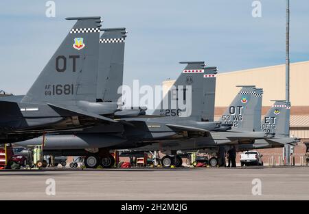 Zwei F-15E Strike Eagles und zwei F-15EX Eagle II Flugzeuge, die dem 53. Wing, dem Luftwaffenstützpunkt Eglin, zugewiesen sind, sitzen auf der Rampe des Luftwaffenstützpunkts Nellis, Nevada. Das Flugzeug befindet sich auf der AFB Nellis, um zusammen mit F-15C-Flugzeugen des 123rd Fighter Squadron, Portland Air National Guard Base, Oregon, einen integrierten Funktionstest und eine Evaluierung durchzuführen. (USA Luftwaffe Foto von William R. Lewis) Stockfoto