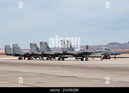 Drei F-15C Eagle-Kampfflugzeuge, die dem 123rd Fighter Squadron, der Portland Air National Guard Base, Oregon, und den beiden F-15EX-Flugzeugen der Air Force vom 53. Flügel, Eglin Air Force Base, Florida, zugewiesen wurden, warten auf den Start für eine Mission auf dem Luftwaffenstützpunkt Nellis, Nevada, am 20. Oktober 2021. Das Flugzeug wird vom 18. Bis 25. Oktober 2021 (USA) den ersten Funktionstest und die erste Evaluierung durchführen Luftwaffe Foto von William R. Lewis) Stockfoto