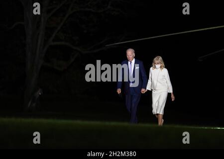 Washington DC, USA. Oktober 2021. US-Präsident Joe Biden und First Lady Jill Biden kehren am 21. Oktober 2021 ins Weiße Haus in Washington, DC, zurück. Joe Biden und sein französischer Amtskollege Emmanuel Macron diskutierten am Freitag über die Zusammenarbeit in der Sahelzone und im Indo-Pazifik-Raum und vereinbarten, sich später in diesem Monat in Rom zu treffen, sagte das Weiße Haus. Kredit: Ting Shen/Xinhua/Alamy Live Nachrichten Stockfoto