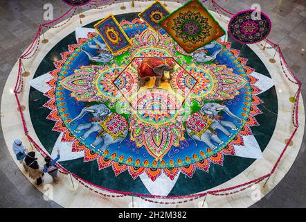 Kuala Lumpur, Malaysia. Oktober 2021. In einem Einkaufszentrum für die kommende Deepavali-Feier in Kuala Lumpur werden die Einkäufer beim Kolam-Display gesehen, einer Form traditioneller indischer Dekorationskunst, die aus Reismehl, weißem Steinpulver und natürlichen Farbpulver hergestellt wurde. Kredit: SOPA Images Limited/Alamy Live Nachrichten Stockfoto