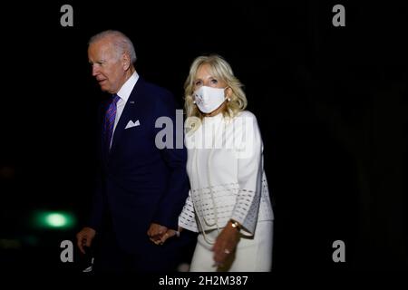 Washington DC, USA. Oktober 2021. US-Präsident Joe Biden und First Lady Jill Biden kehren am 21. Oktober 2021 ins Weiße Haus in Washington, DC, zurück. Joe Biden und sein französischer Amtskollege Emmanuel Macron diskutierten am Freitag über die Zusammenarbeit in der Sahelzone und im Indo-Pazifik-Raum und vereinbarten, sich später in diesem Monat in Rom zu treffen, sagte das Weiße Haus. Kredit: Ting Shen/Xinhua/Alamy Live Nachrichten Stockfoto