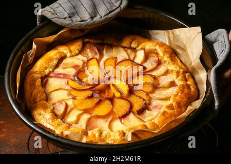 Backform mit leckerer Pfirsichgalette auf dem Tisch, Nahaufnahme Stockfoto