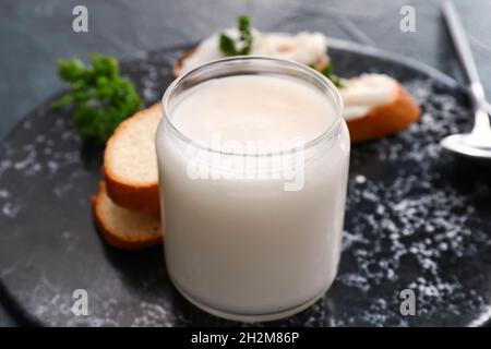 Glas Schmalz auf schwarzem Hintergrund verteilt Stockfoto