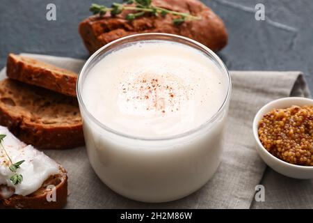 Glas Schmalz auf schwarzem Hintergrund verteilt Stockfoto