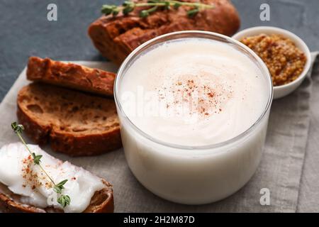 Glas mit Schmalzaufstrich und Brotscheiben auf schwarzem Hintergrund Stockfoto