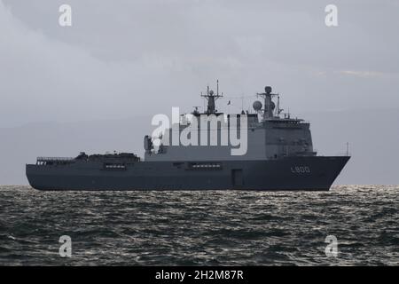 HNLMS Rotterdam (L800), eine von der niederländischen Marine betriebene Anlegestelle der Rotterdam-Klasse, die Hunterston am Firth of Clyde nähert. Das Schiff befand sich nach einem kurzen Besuch auf der Clyde, nachdem es an den militärischen Übungen Dynamic Mariner 2021 und Joint Warrior 21-2 teilgenommen hatte. Stockfoto