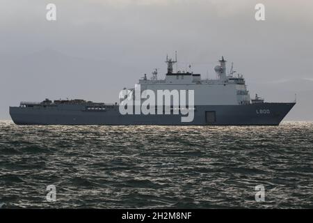 HNLMS Rotterdam (L800), eine von der niederländischen Marine betriebene Anlegestelle der Rotterdam-Klasse, die Hunterston am Firth of Clyde nähert. Das Schiff befand sich nach einem kurzen Besuch auf der Clyde, nachdem es an den militärischen Übungen Dynamic Mariner 2021 und Joint Warrior 21-2 teilgenommen hatte. Stockfoto