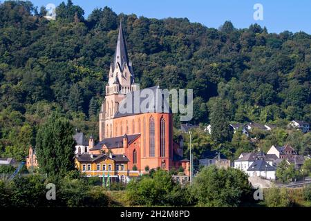 Liebfrauenkirche Landschaftsansicht entlang des oberen Mittelrheins in Oberwesel, Deutschland. Auch Rote Kirche genannt. Stockfoto