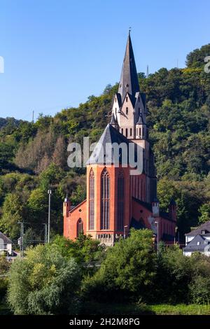 Liebfrauenkirche Landschaftsansicht entlang des oberen Mittelrheins in Oberwesel, Deutschland. Auch Rote Kirche genannt. Stockfoto