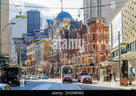 Toronto Kanada, Carlton Street College Street Yonge Street, elektrische Straßenbahn Strom Drähte Verkehr Stadt Skyline Gebäude Stockfoto