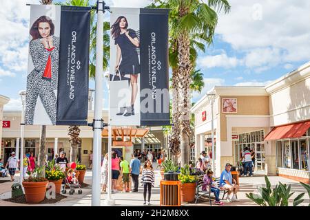 Orlando Florida, Premium Outlets, Shopping Shopper Shops Marktplatz mit Einzelhandelsgeschäften Vineland Banner Stockfoto
