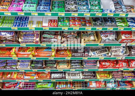 Miami Florida, Convenience Store Süßigkeiten Gummi Display Verkauf Hershey's, Milchstraße Junk Food Süßigkeiten Stockfoto