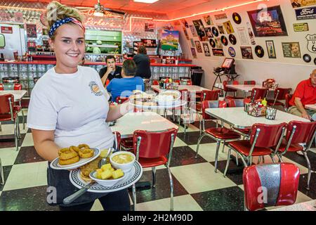 Springfield Illinois, Historic Route 66, Charlie Parker's Diner, Restaurant im Inneren Frau weiblich, Kellnerin Bedienung Essen Mitarbeiter arbeiten Personal Stockfoto