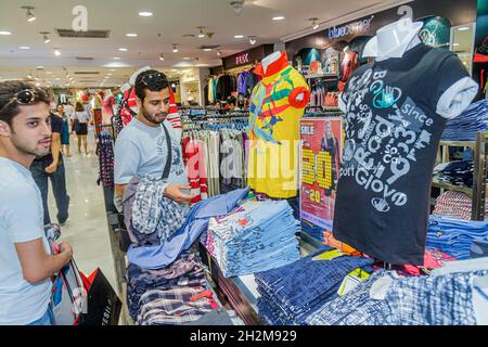 Bangkok Thailand, Thai, Pathum Wan, MBK Center Mall, Shopping-Einzelhandel, Tokyu Kaufhaus zeigen Verkauf Kleidung, asiatische Mann Männer Männer T-Shirts suchen Stockfoto