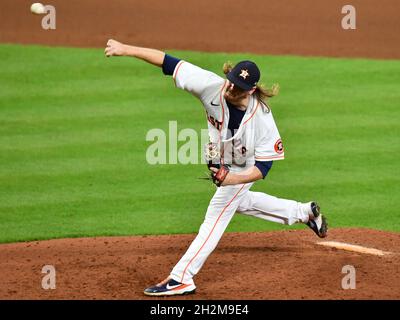 Houston, USA. Oktober 2021. Houston Astros Entlastungskrug Ryne Stanek wirft im achten Inning im sechsten Spiel des MLB ALCS gegen die Boston Red Sox im Minute Maid Park in Houston, Texas am Freitag, 22. Oktober 2021. Houston hat einen Vorsprung von 3-2 in der Best-of-Seven-Serie. Foto von Maria Lysaker/UPI Kredit: UPI/Alamy Live News Stockfoto