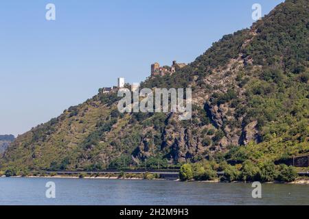 Schloss Liebenstein und Sterrenberg am oberen Mittelrhein in Kamp-Bornhofen, Deutschland. Die beiden werden manchmal die Fehden Brüder genannt. Stockfoto