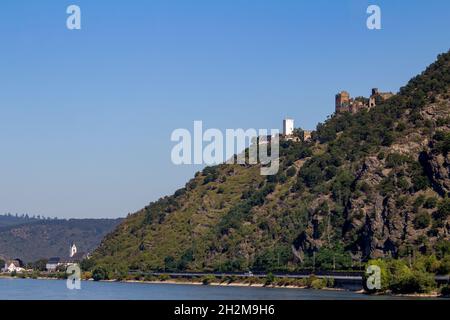 Schloss Liebenstein und Sterrenberg am oberen Mittelrhein in Kamp-Bornhofen, Deutschland. Die beiden werden manchmal die Fehden Brüder genannt. Stockfoto