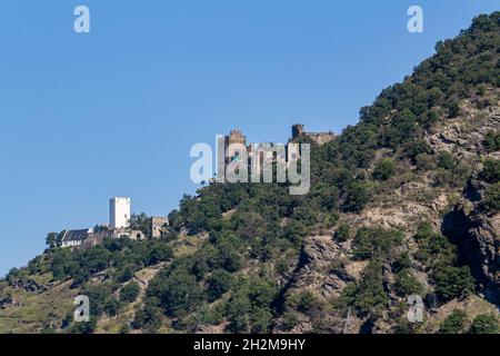 Schloss Liebenstein und Sterrenberg am oberen Mittelrhein in Kamp-Bornhofen, Deutschland. Die beiden werden manchmal die Fehden Brüder genannt. Stockfoto