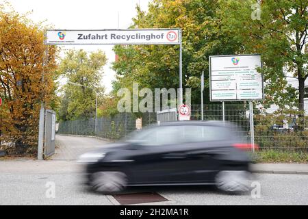 Hamburg, Deutschland. Oktober 2021. Ein Auto fährt am Eingang zum Rondenbarg-Recyclinghof vorbei. Die Recycling-Werften sollen digitaler werden. Wie lange die Leitungen vor den zwölf Recycling-Zentren der Stadt sind, wird die Hamburger künftig über eine App und das Internet sehen können. Es ist jedoch noch nicht klar, wann die digitale Lösung bereit sein wird. Kredit: Marcus Brandt/dpa/Alamy Live Nachrichten Stockfoto