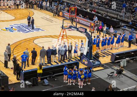 Die Blackhawk Christian High School Braves warten darauf, zum Center Court gerufen zu werden, um zum Champion des IHSAA 2A State Basketball Tournament ernannt zu werden. Stockfoto