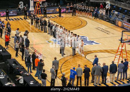 Die Parkes Heritage High School Wolves werden beim staatlichen Basketballturnier IHSAA im Bankers Life Fieldhouse als Vizemeister anerkannt. Stockfoto