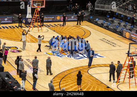 Die Blackhawk Christian High School Braves beten auf dem Center Court, nachdem sie die IHSAA 2A State Championship 2021 im Bankers Life Fieldhouse in Indy gewonnen haben. Stockfoto