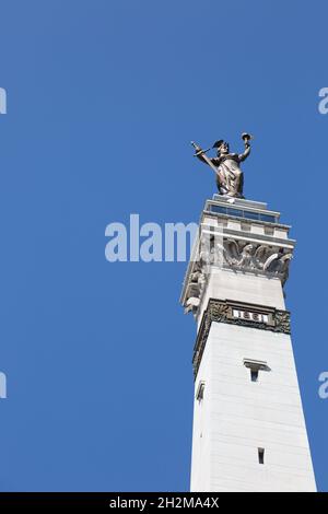 „Lady Victory“, AKA: Miss Indiana, von George Brewster krönt das Soldaten- und Matrosendenkmal in Indianapolis, Indiana, USA. Stockfoto