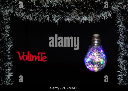 Glühbirne mit LED-Leuchten in der Weihnachtsausgabe. Minimale Zusammensetzung. Stockfoto