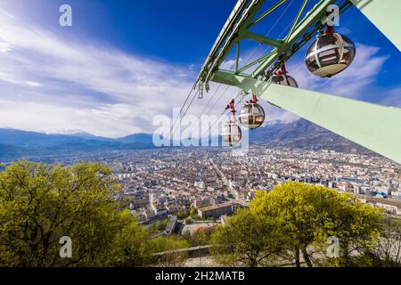 Die Stadt Grenoble und die Seilbahn vom Aussichtspunkt Bastille in Frankreich aus Stockfoto