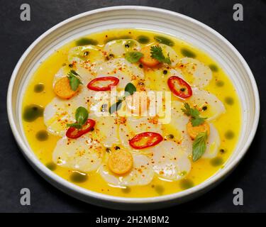 Marinierte Jakobsmuschel Ceviche peruanische, lateinamerikanische traditionelle Meeresfrüchte Stockfoto