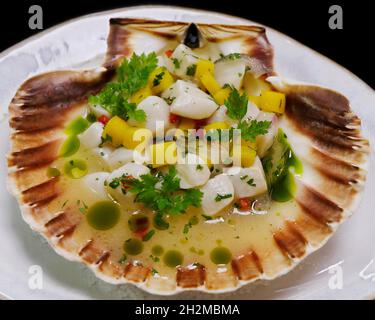 Mariniertes Jakobsmuschel-Ceviche peruanische, lateinamerikanische traditionelle Meeresfrüchte-Gerichte Stockfoto