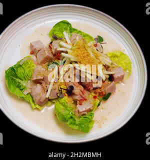 peruanische Ceviche mit Kokosmilch-Geschmack, traditionelles lateinamerikanisches Seafood-Gericht Stockfoto