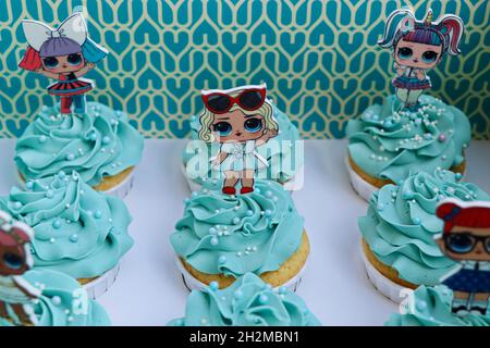 Gefrostete und dekorierte Cupcakes in Nahaufnahme Stockfoto