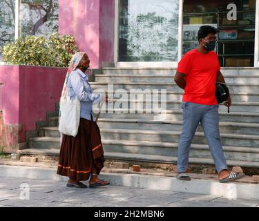 Kochi, Kerala, Indien - 6. März 2021 eine indische Frau bettelt Geld von einem Mann, indische Straßenansichten Stockfoto