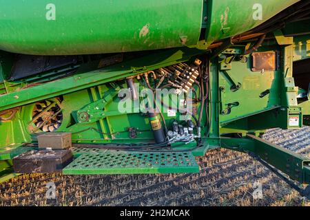 Mechanische Details auf der Unterseite eines John Deere-Mähdreschers in Idaho, USA Stockfoto