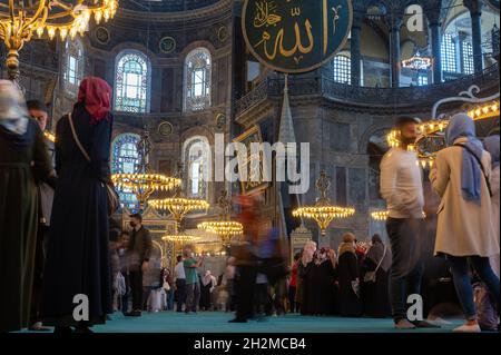 ISTANBUL, TÜRKEI - 12. OKTOBER 2021: Das Innere der Hagia sophia Moschee ist jetzt. Hagia Sophia in Istanbul. Das Innere der Hagia sophia Moschee jetzt, vor dem Museum Stockfoto