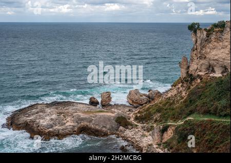 Felsformationen Am Strand Gegen Himmel. Panoramablick auf die Felsen am Strand gegen den bewölkten Himmel Stockfoto