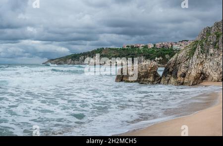 Felsformationen Am Strand Gegen Himmel. Schöner Sandstrand mit großen Felsen am Ufer und im Wasser. Starke Wellen auf dem Ozean Stockfoto