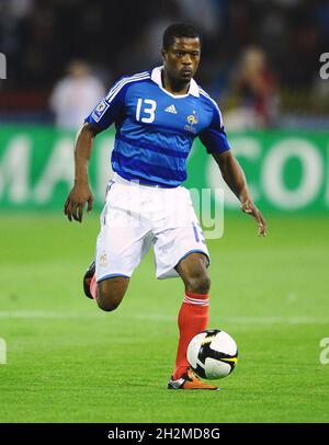 Fileboto vom 05. September 2009 von Patrice Evra während der FIFA Fußball-Weltmeisterschaft, Fußballspiel, Serbien gegen Frankreich im Stadion Crvena Zvezda in Belgrad, Serbien. Evra hat in seiner neuen Autobiographie enthüllt, dass er als Kind von einem Lehrer sexuell missbraucht wurde. Der ehemalige Verteidiger von Manchester United und France International beschreibt, wie der Mann seine Machtposition missbraucht hat, während ein 13-jähriger Evra in seinem Haus wohnte. Foto von Christian Liewig/ABACAPRESS.COM Stockfoto
