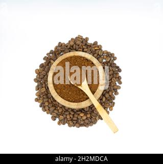 Gemahlener türkischer Kaffee in einer Holzschüssel mit Kaffeebohnen aus der oberen Ansicht auf weißem Hintergrund Stockfoto