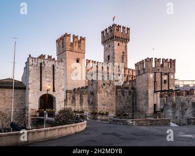 Schloss Sirmione oder Castello Scaligero oder Rocca Scaligera am Gardasee in Norditalien Stockfoto