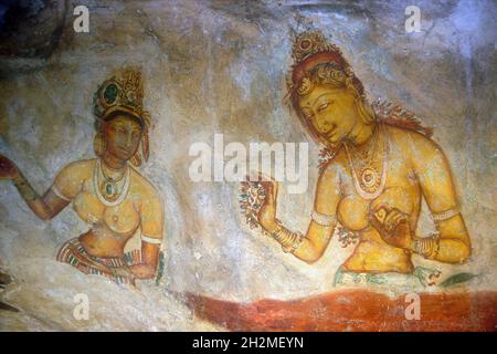 Fresken aus dem 5. Jahrhundert der Damsel in der Cobra Hood Cave, aufgenommen im Jahr 2004, Sigiriya Rock Fortress, Dambulla, Matale District, Sri Lanka Stockfoto