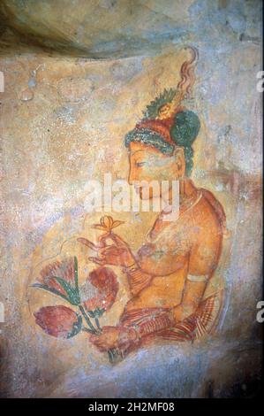 Fresken aus dem 5. Jahrhundert der Damsel in der Cobra Hood Cave, aufgenommen im Jahr 2004, Sigiriya Rock Fortress, Dambulla, Matale District, Sri Lanka Stockfoto