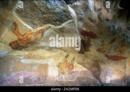 Fresken aus dem 5. Jahrhundert der Damsel in der Cobra Hood Cave, aufgenommen im Jahr 2004, Sigiriya Rock Fortress, Dambulla, Matale District, Sri Lanka Stockfoto